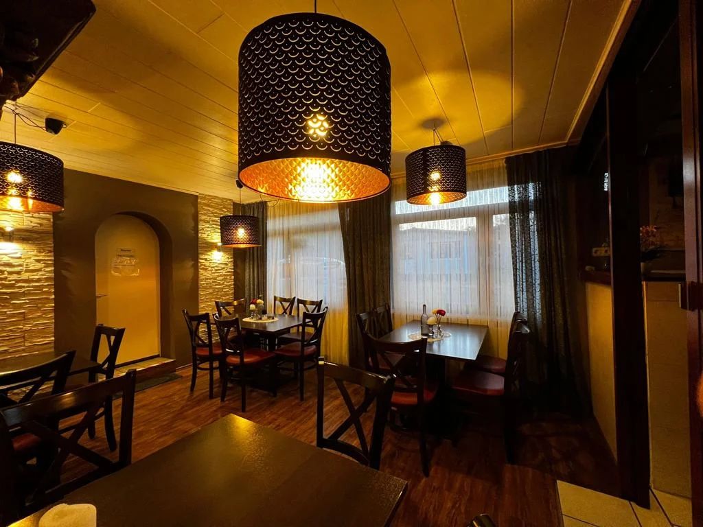 Gastraum des Ristorante La Fonte mit warmem Licht und gedeckten Tischen